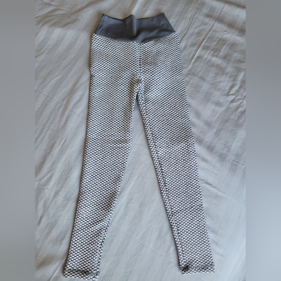 NWOT Size S TikTok Viral Booty Scrunch Leggings - Picture 3 of 6